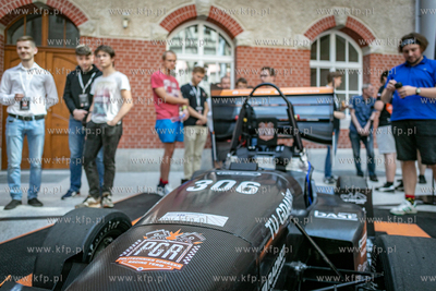 Dziedziniec Politechniki Gdańskiej. Prezentacja bolidu...
