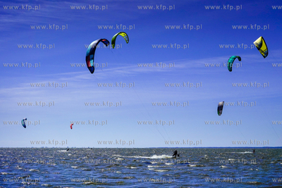 Kitesurfing na Zalewie Wiślanym w okolicy Kadyn. 29.05.2021...