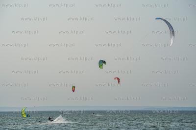 Kitesutfing na wodach Zatoku Puckiej w okolicy Chałup....