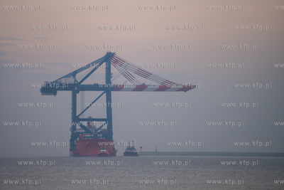 Statek Zhen Hua 36 z czterema potężnymi suwnicami...