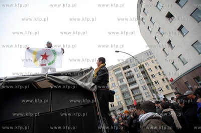 Berlin. Demonstracja grup lewicowych i antyfaszystow...