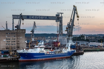 Port w Gdyni. Nz. Stocznie gdyńskie - Crist. 18.06.2019...