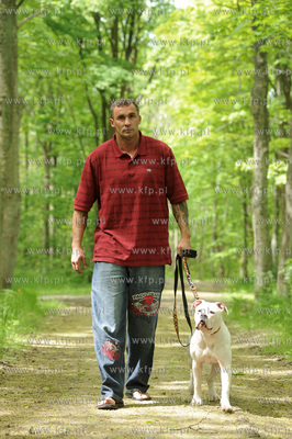 Przemyslaw Saleta ze swoim psem Milky Way, 8-miesieczna...