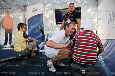 Gdynia. Bulwar nadmorski. Festyn PGNiG Bezpiecznie...