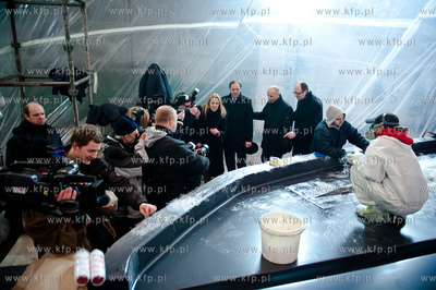 Stocznia Gdanska. Tydzien po pozarze hali produkcyjnej...