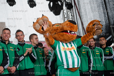 Gdansk. Scena na Targu Weglowym. Prezentacja druzyny...