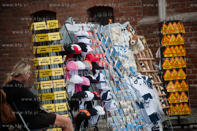 Gdansk. Dlugie Pobrzeze. Pelne turystow ulice starego...