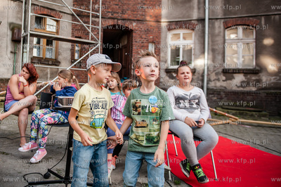 Gdansk. Podworko ulic Robotniczej i Jana z Kolna. Sasiedzi...