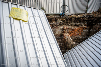 Gdansk. Przewrocone ogrodzenie, odslaniajace wykop...