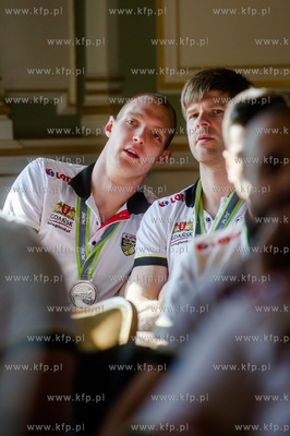 Gdansk. Sala Obrad Rady Miasta. Wizyta zespolu siatkarzy...