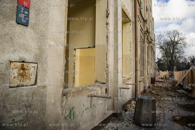Gdansk. Rozbiorka budynku dawnej przychodni przy ulicy...