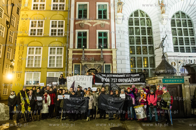 Gdańsk. Długi Targ. Pikieta - Solidarnie przeciwko...