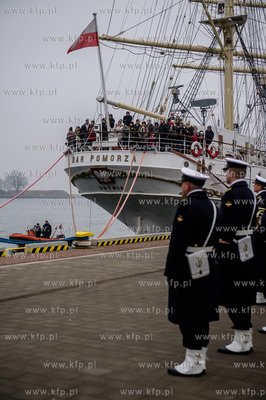Gdynia. Nabrzeże Pomorskie. Uroczysta przysięga wojskowa...