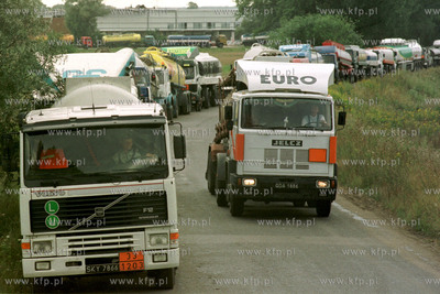 Cysterny w kolejce po paliwo przed Rafinerie Gdanska,...