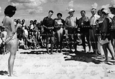 Plan filmowy na plazy w Sopocie pierwszego po wojnie...