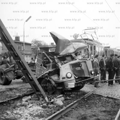 Zderzenie samochodu ciezarowego z tramwajem na al....