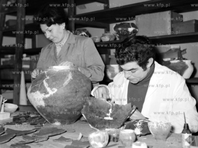 Renata Wyka i Marek Zarzecki , pracownicy Muzeum Archelogicznego...
