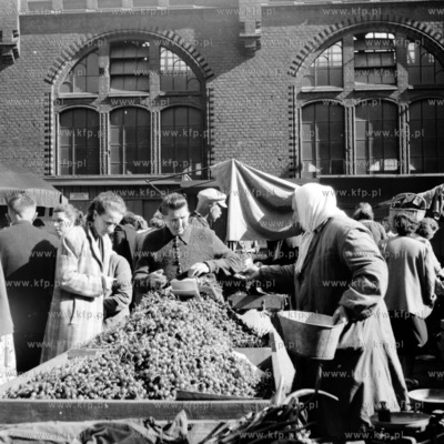 Handel warzywami i owocami obok Hali Targowej w Gdańsku....