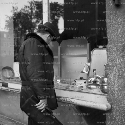 Mężczyzna przygląda się eksponatom umieszczonych...