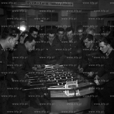 Żołnierze podczas gry w piłkarzyki w świetlicy...