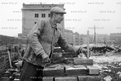Murarz przy budowie mieszkań w Gdańsku. (lata50)
1955
0005313z
Fot....