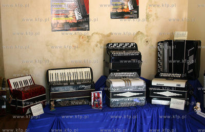 Wystawa akordeonow w krzywym domku na sopockim deptaku....