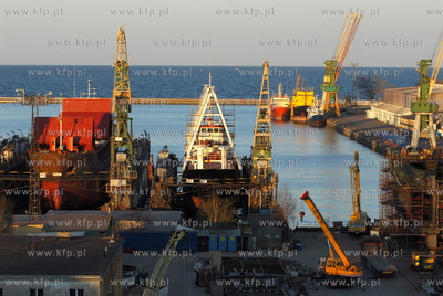 Stocznia Remontowa Nauta SA w Gdyni wieczorem. n/z...