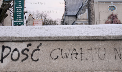 Antyklerykalne napisy pojawily sie na kosciolach w...