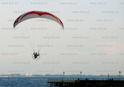 Gdynia. Paralotniarz - fotoreporter latajacy na nad...