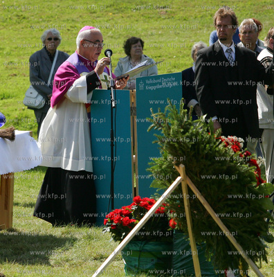 Szczecin/Glinna/zachodniopomorskie. Na cmentarzu wojennym...