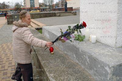 Zaloba narodowa po katastrofie prezydenckiego samolotu...