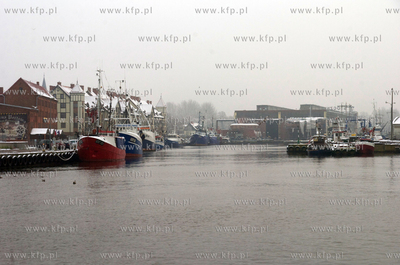 Port morski w Ustce pokryty pierwszym sniegiem.27.11.2010Fot....