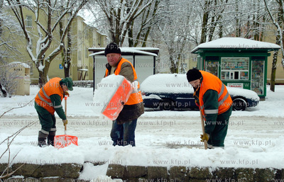 Slupsk

Trwa odsniezanie ulic i chodnikwo w Slupsku....
