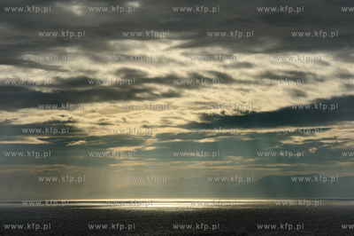 Irlandia, polwysep Dingle Krajobraz. Nz. slonce przedzierajace...