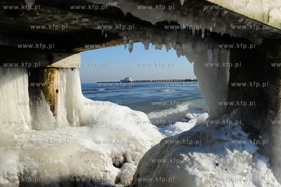 Sopot. Mrozna niedziela na plazy i molo w Sopocie....