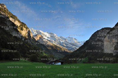Szwajcaria, Alpweg, Berno. Jesienne Alpy pokryte sniegiem...