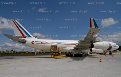 Airbus A 340-200 Francuskich Sil Powietrznych wyladowal...
