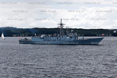 Parada wszystkich najwazniejszych klas okretow bedacych...