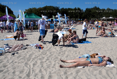 Miedzynarodowe sprzatanie plazy srodmiescie w Gdyni....