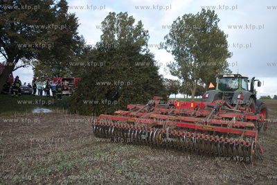 Stara Dabrowa na krajowej 6. Volkswagen Golf zderzyl...