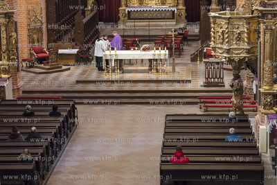 Pierwsza niedzielna msza swieta w Bazylice Katedralnej...