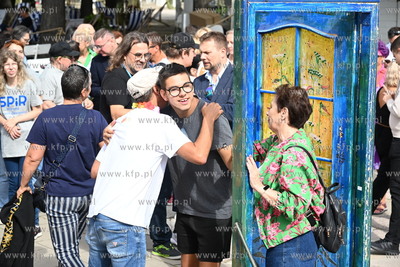 Symboliczne przejście przez Drzwi do Tolerancji. Marsz...