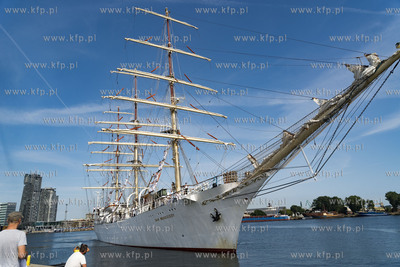 Dar Młodzieży wpływa do Nabrzeża Pomorskiego w...
