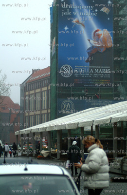 Katownia w Gdansku z reklama wydawnictwa Stella Maris.29.11.2002fot....