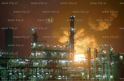 W Rafinerii Gdanskiej zapalil sie jeden ze zbiornikow...