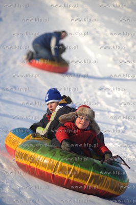 Zimowe szalenstwo w Wiezycy. Zjazd na nadmuchanej detce.
4.01.2009
fot....