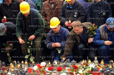 Stoczniowcy ze Stoczni Gdanskiej w holdzie tragicznie...