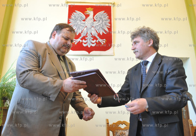 Gdansk. Urzad Wojewodzki. Podpisanie uwow z samorzadowcami...