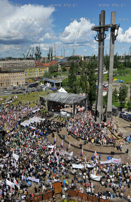 Gdansk. Plac Solidarnosci z pomnikiem Poleglych stoczniowcow....