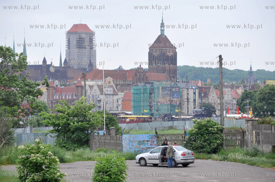 Gdansk. Tereny dawnego Elmoru, w oddali kosciol sw....